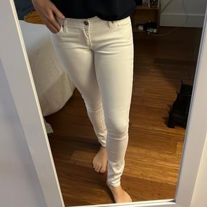 White skinny Levi’s (low waist)